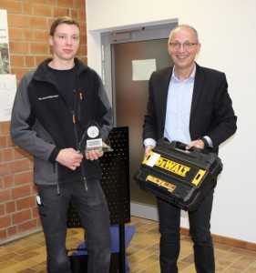 Tim Jonas Walbersdorf (links), freute sich über den 2. Platz beim Landeswettbewerb der  Beton- und Stahlbetonbauer in Bielefeld. Akkuschrauber und Glaspokal überreichte AWZ Bau-Geschäftsführer Horst Grübener.